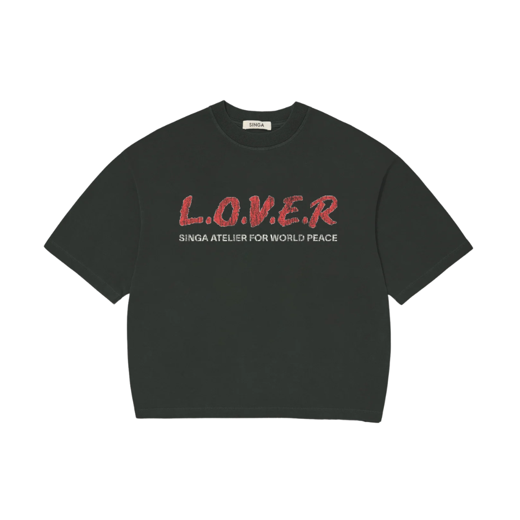 Camiseta Boxy  Over Singa Love Not War Preta Cationizada