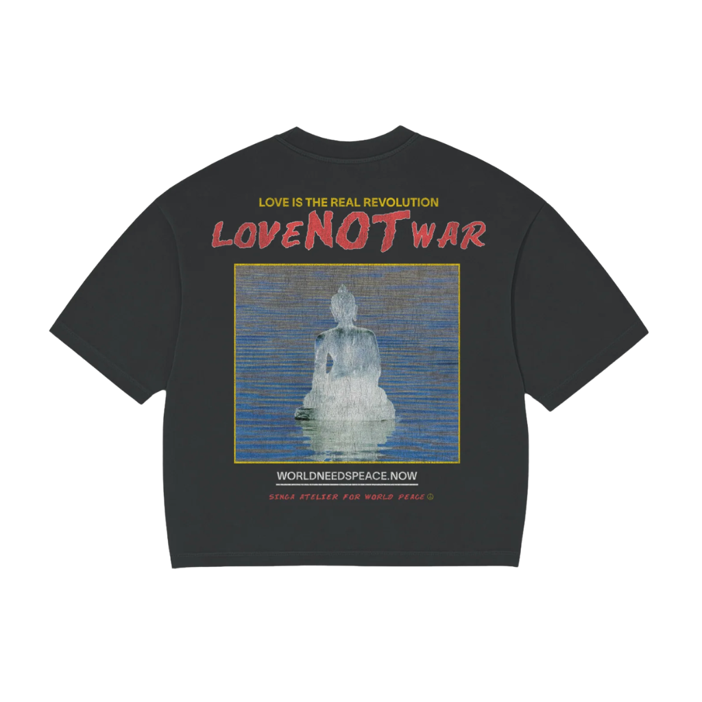 Camiseta Boxy  Over Singa Love Not War Preta Cationizada