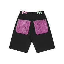 Carregar imagem no visualizador da galeria, Bermuda Jeans Mad Enlatados Detalhe de Cobra Preta
