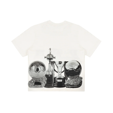 Carregar imagem no visualizador da galeria, Camiseta Mad Enlatados x Tropa do Bruxo Sala de Trofeu Off White
