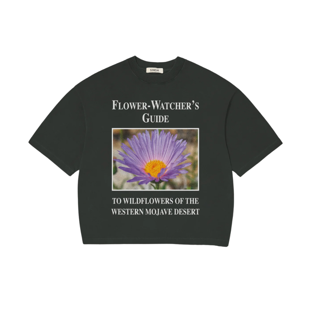 Camiseta Boxy Over Singa Flowers Whatchers Guide Preta Estonada